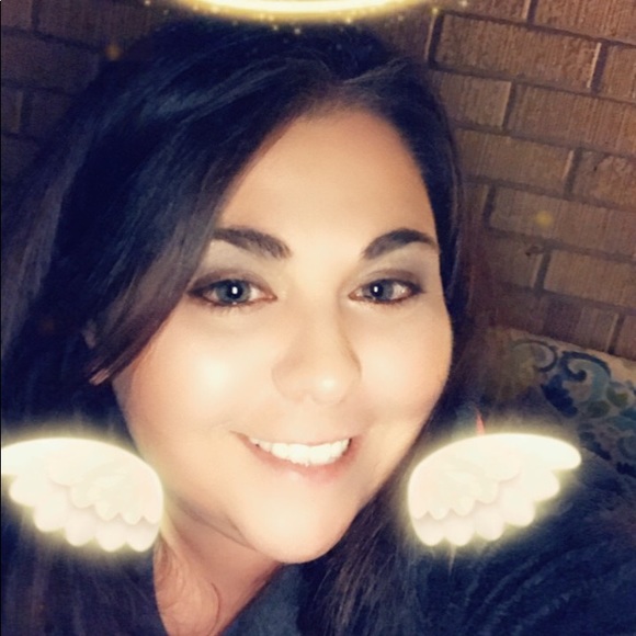 Meet your Posher, Stephanie - Picture 2 of 3